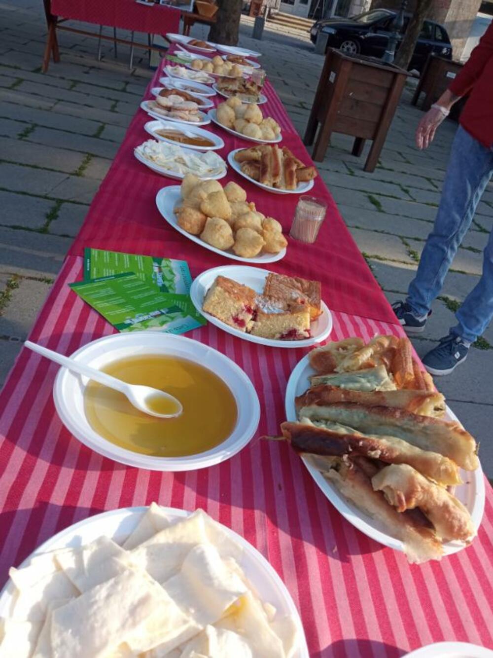 <p>Na štandovima je bio i bogat izbor ljekovitog bilja i ručnog rada. Upriličena je i degustacija priganica, koje su domaćice spremale na trgu</p>