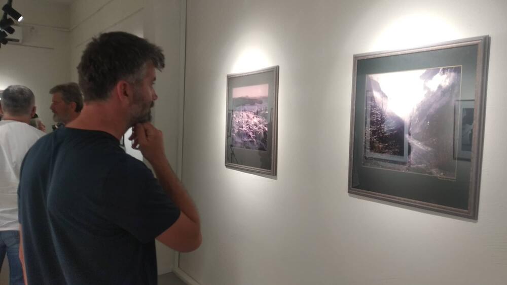 <p>Presjek pedesetogodišnjeg stvaralaštva fotograf Branislav Strugar predstavlja u galeriji “F64” u Podgorici. Izložbom kojom prikazuje djela koja dosad nijesu predstavljana, on najavljuje i promociju monografije, a o svemu tome više govori za “Vijesti”</p>