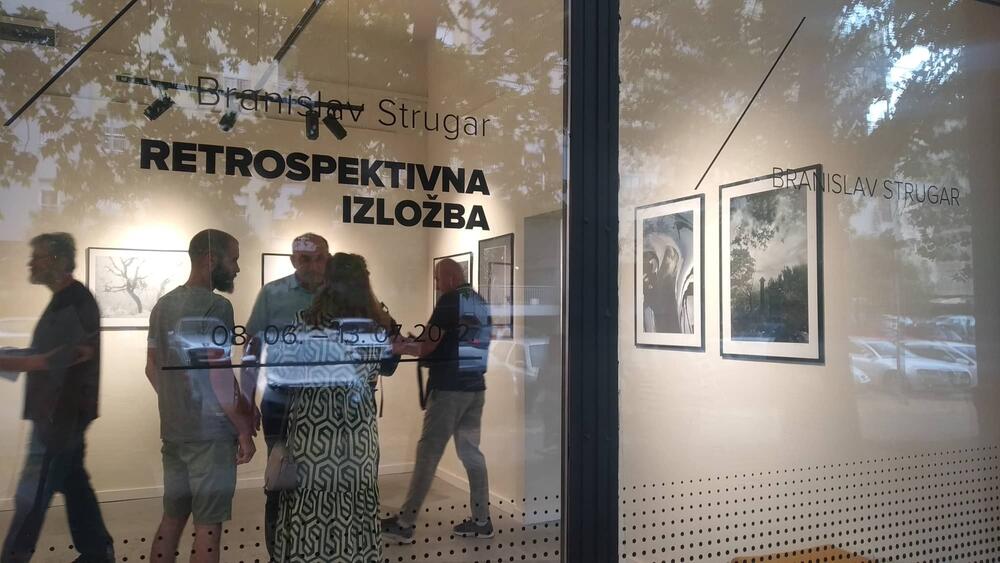 <p>Presjek pedesetogodišnjeg stvaralaštva fotograf Branislav Strugar predstavlja u galeriji “F64” u Podgorici. Izložbom kojom prikazuje djela koja dosad nijesu predstavljana, on najavljuje i promociju monografije, a o svemu tome više govori za “Vijesti”</p>