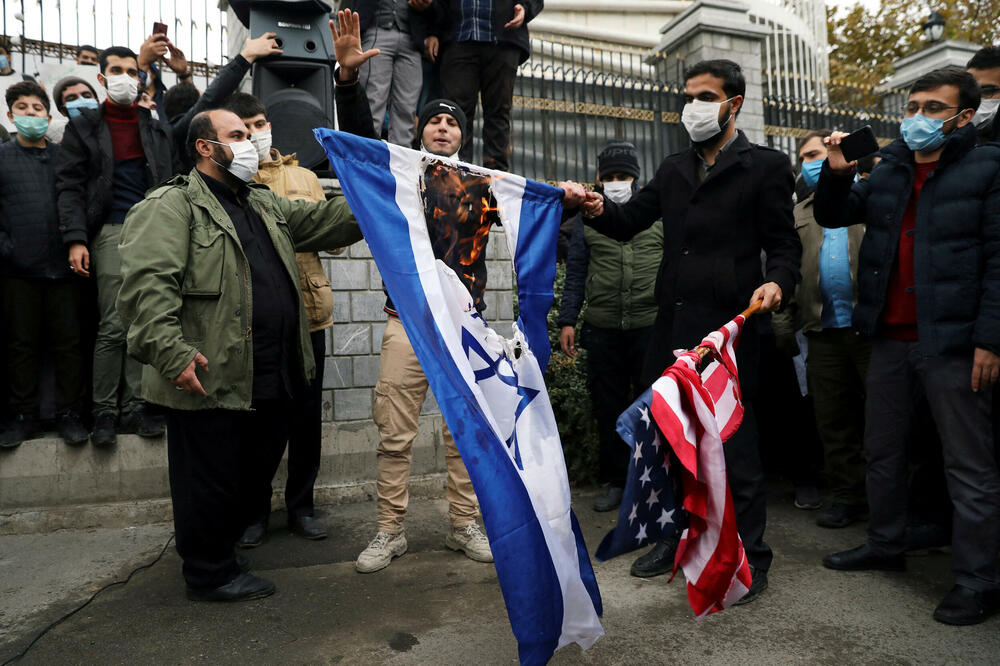 Demonstranti u Teheranu spaljuju izraelsku i američku zastavu, Foto: REUTERS