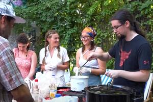 VIDEO Ukrajinci i Rusi u Beogradu kuvaju za izbjeglice