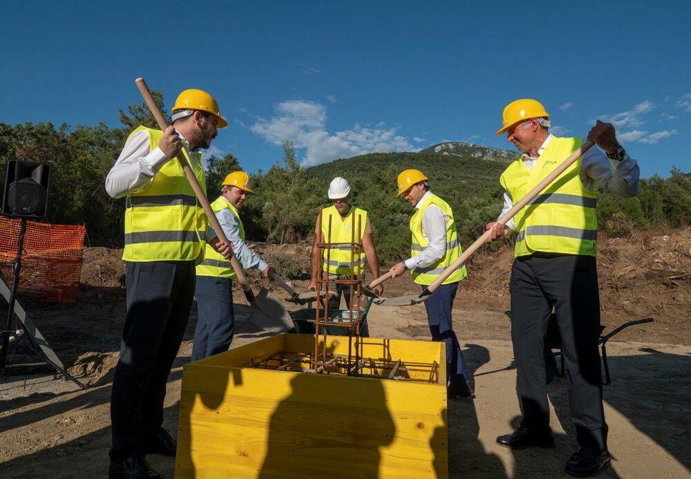 <p>Kamen temeljac nove žičare Kotor-Lovćen svečano su položili premijer Crne Gore, predsjednik Opštine Kotor, gradonačelnik Prijestonice i predstavnici konzorcijuma Leitner - Novi Volvox</p>