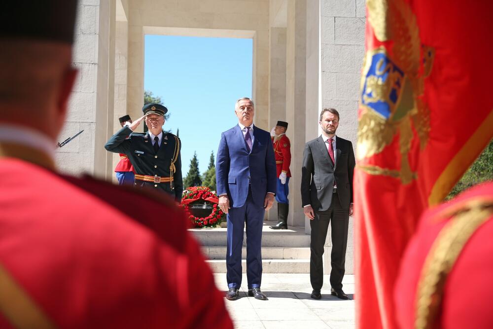 <p>"Polaganju vijenaca prisustvovali su i potpredsjednik Vlade i ministar odbrane Raško Konjević i načelnik Generalštaba Vojske Crne Gore Zoran Lazarević"</p>