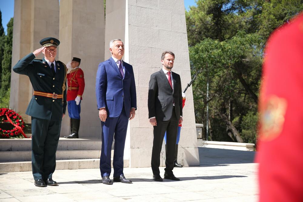 <p>"Polaganju vijenaca prisustvovali su i potpredsjednik Vlade i ministar odbrane Raško Konjević i načelnik Generalštaba Vojske Crne Gore Zoran Lazarević"</p>