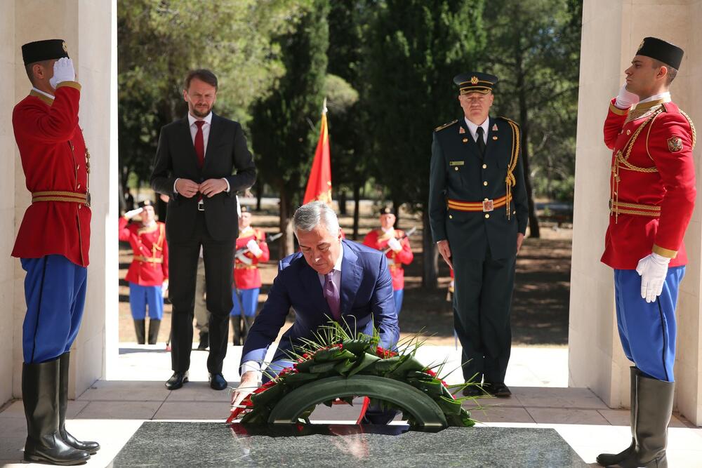 <p>"Polaganju vijenaca prisustvovali su i potpredsjednik Vlade i ministar odbrane Raško Konjević i načelnik Generalštaba Vojske Crne Gore Zoran Lazarević"</p>