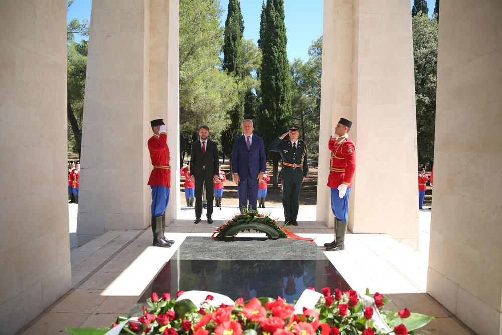 <p>"Polaganju vijenaca prisustvovali su i potpredsjednik Vlade i ministar odbrane Raško Konjević i načelnik Generalštaba Vojske Crne Gore Zoran Lazarević"</p>