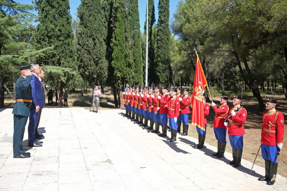 <p>"Polaganju vijenaca prisustvovali su i potpredsjednik Vlade i ministar odbrane Raško Konjević i načelnik Generalštaba Vojske Crne Gore Zoran Lazarević"</p>