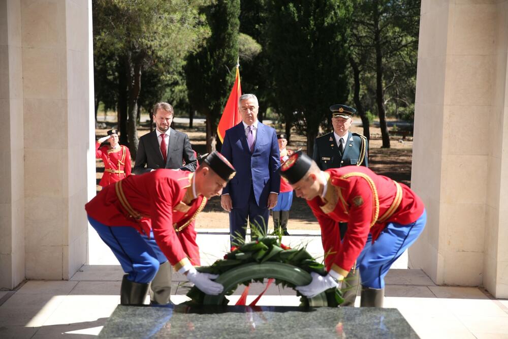 <p>"Polaganju vijenaca prisustvovali su i potpredsjednik Vlade i ministar odbrane Raško Konjević i načelnik Generalštaba Vojske Crne Gore Zoran Lazarević"</p>