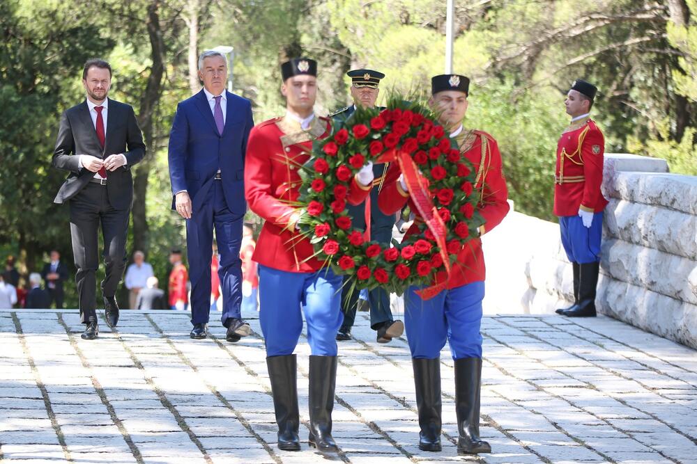 <p>"Polaganju vijenaca prisustvovali su i potpredsjednik Vlade i ministar odbrane Raško Konjević i načelnik Generalštaba Vojske Crne Gore Zoran Lazarević"</p>