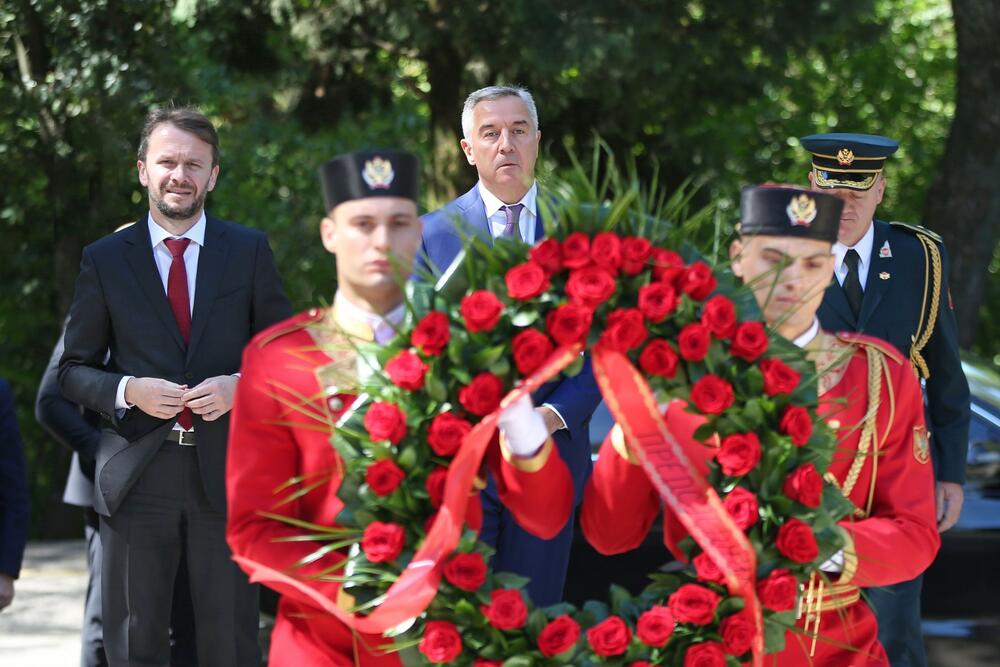 <p>"Polaganju vijenaca prisustvovali su i potpredsjednik Vlade i ministar odbrane Raško Konjević i načelnik Generalštaba Vojske Crne Gore Zoran Lazarević"</p>