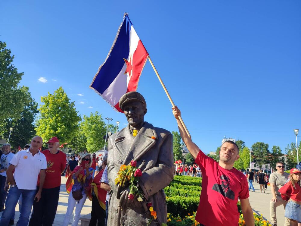 <p>Građani su nosili crnogorske državne zastave, a puštane su crnogorske i partizanske pjesme</p>