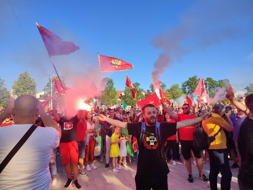 <p>Građani su nosili crnogorske državne zastave, a puštane su crnogorske i partizanske pjesme</p>