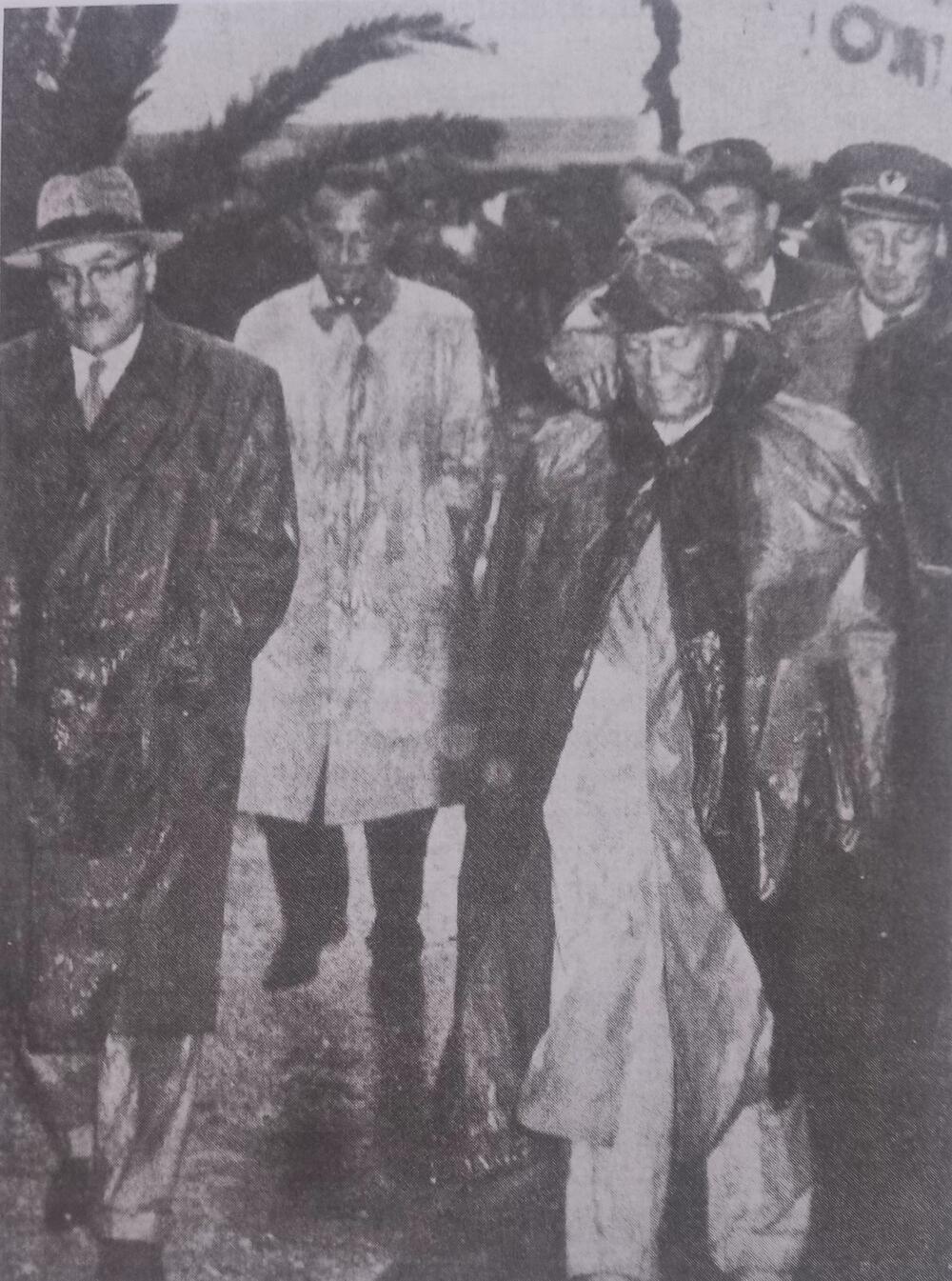 Kiša lije a oni pješice do barskog hotela “Topolica”. Slijeva: Blažo Jovanović, Tito, Vladimir Popović, Krsto Popivoda i general Milan Žeželj, septembra 1959. 