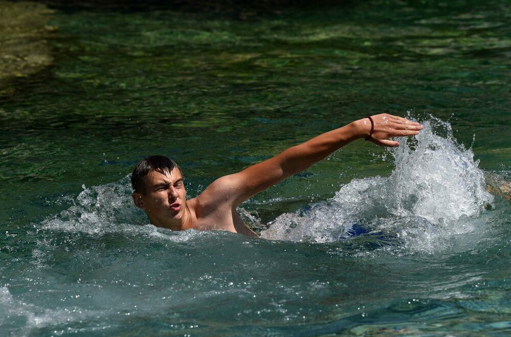 <p>Osim građana Podgorice i Tuzi, reporteri su na gradskim plažama zatekli goste iz inostranstva - neki su došli na odmor, a neki su krenuli u avanturistički obilazak Crne Gore i zemalja u okolini</p>