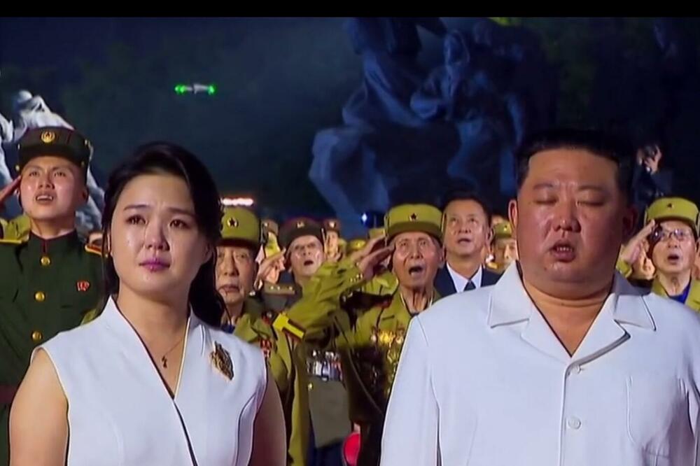 Ri Sol Ju i Kim Džon Un tokom intoniranja himne, Foto: Printscreen Twitter/BBC na srpskom