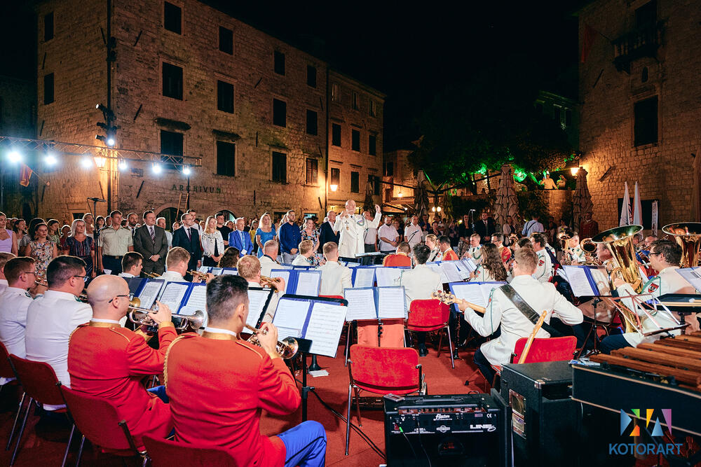 <p>Koncert je bio ujedno i svečano otvaranje četvorodnevne regionalne konferencije Savremene tvrđave kulture: Boka, Trebinje, Novi Sad, koja se fokusira na prakse zaštite i valorizacije austrougarskih fortifikacija, kao i na promociju i popularizaciju tog važnig dijela kulturne baštine</p>