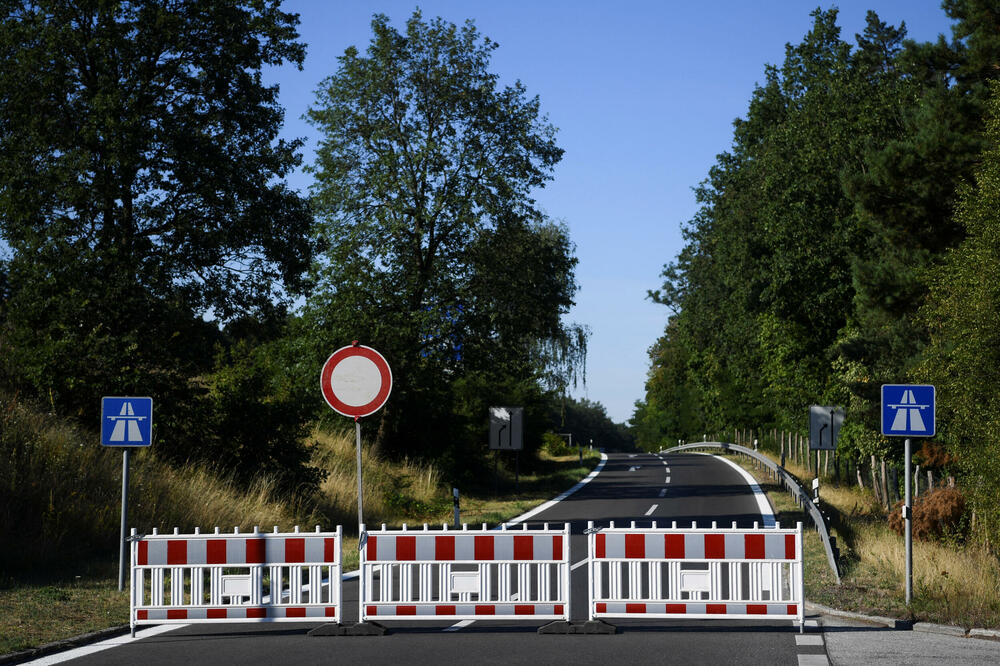 <p>"Vatra nastavlja nekontrolisano da se širi u šumi", rekao je portparol vatrogasaca za Frans pres</p>