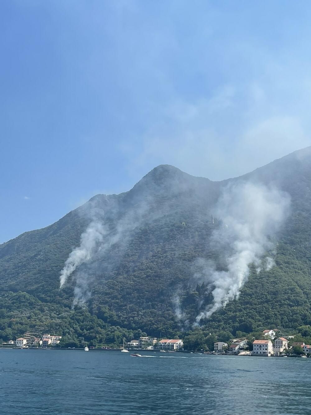 <p>Vatra zahvatila pojas na prilično nepristupačnom terenu i prijeti da se proširi</p>