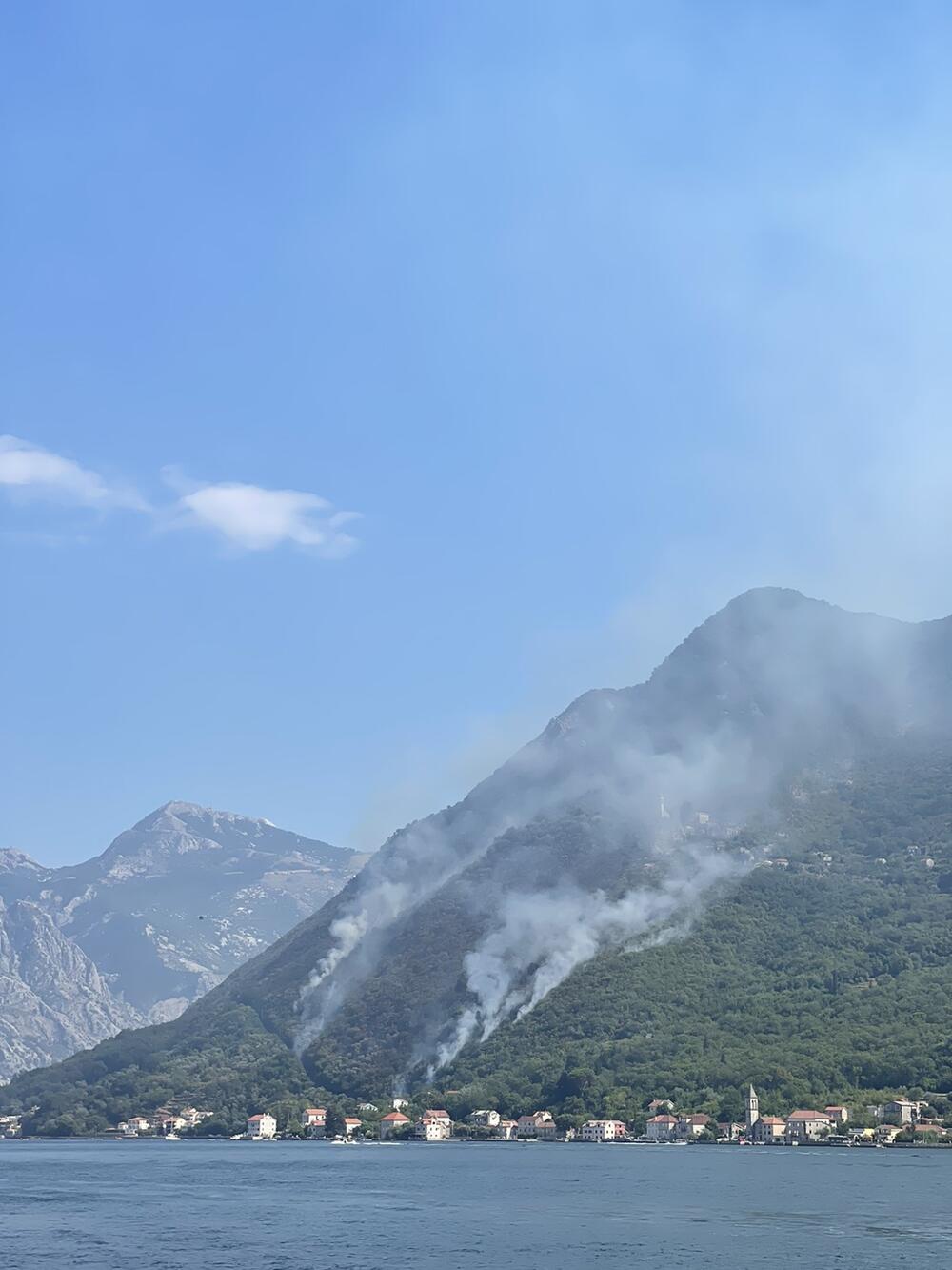 <p>Vatra zahvatila pojas na prilično nepristupačnom terenu i prijeti da se proširi</p>