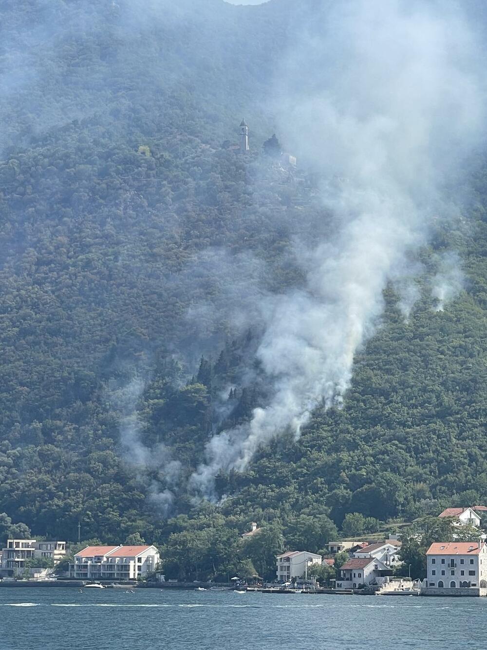 <p>Vatra zahvatila pojas na prilično nepristupačnom terenu i prijeti da se proširi</p>