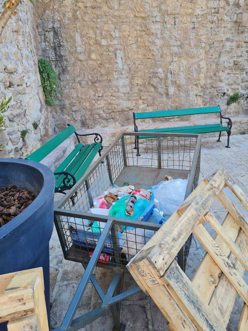 <p>"Više milenijumski grad Butua je odolijevao vjekovima pred osvajačima, a sad je poklekao pred nekontrolisanom bukom, smećem i nevaspitanjem"</p>