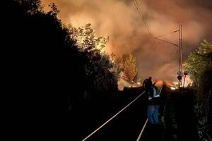 VIDEO Zaposleni Željeznice gasili požar na dijelu pruge u Baru