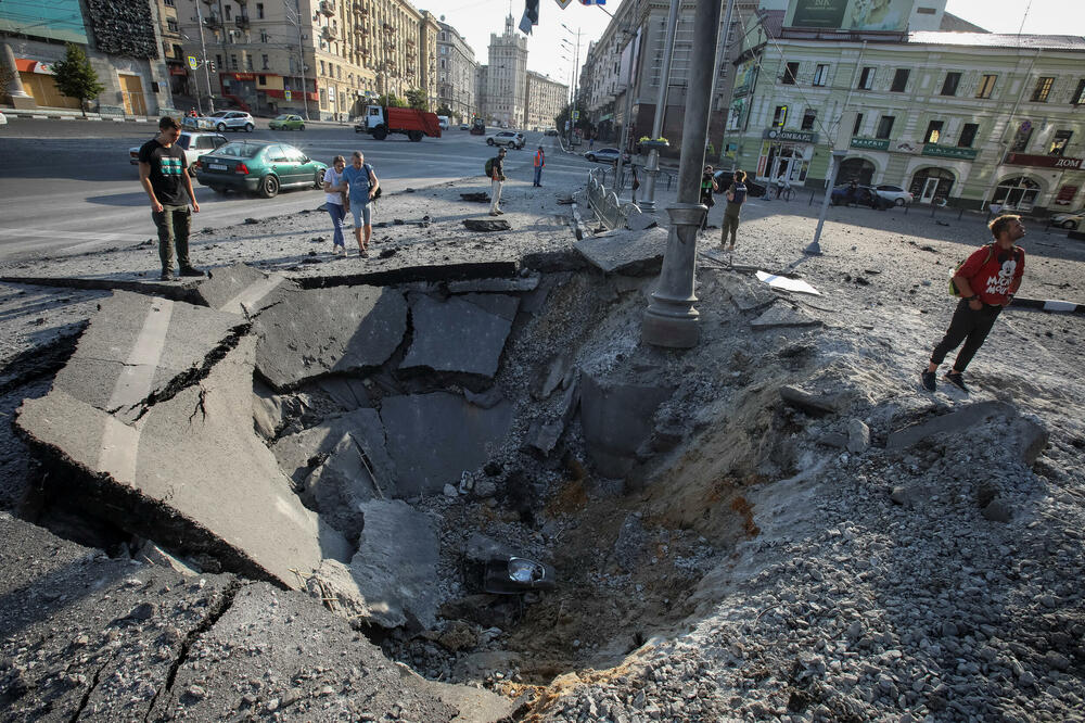 Krater u Harkovu nakon ruskog napada, Foto: Reuters