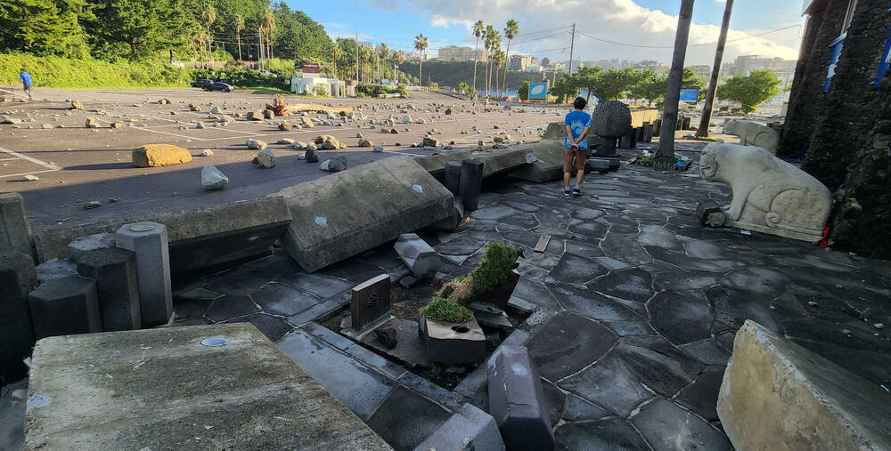 <p>Zvaničnici su upozorili na poplave, klizišta i plimne talase koje može da izazove Hinamnor, najsnažniji tajfun koji je pogodio zemlju posljednjih godina</p>