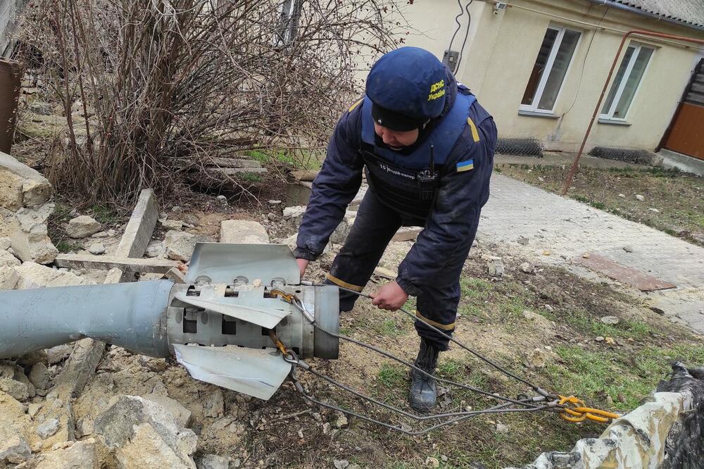 Detalj nakon ruskog granatiranja ukrajinskog grada Mikolajiva, Foto: Reuters