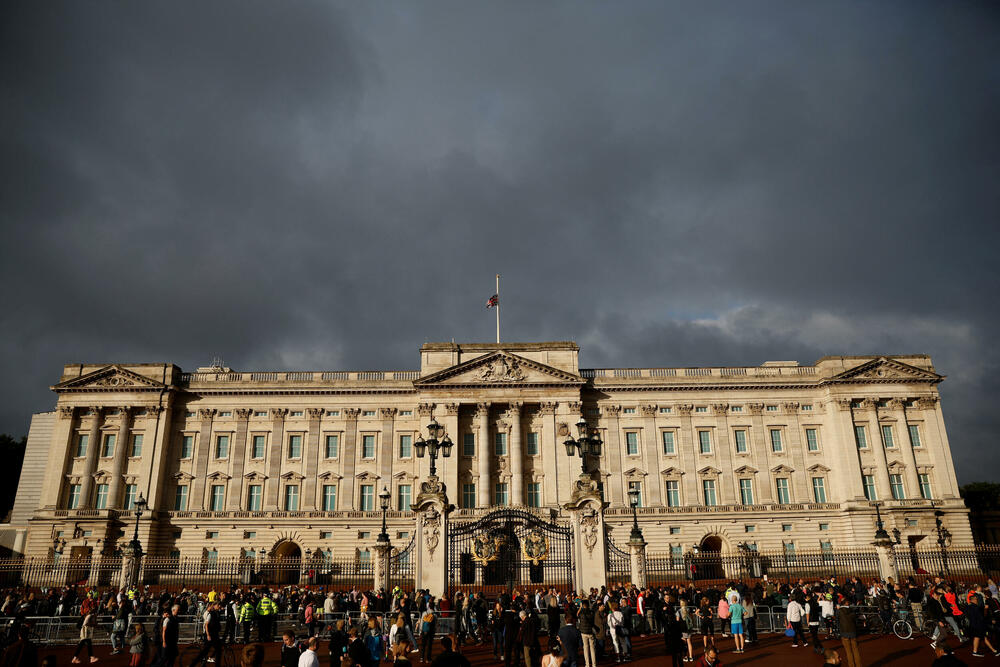 <p>Okupljeni ostavljaju cvijeće, a s vremena na vrijeme čuje se uzvik "God save the Queen"</p>