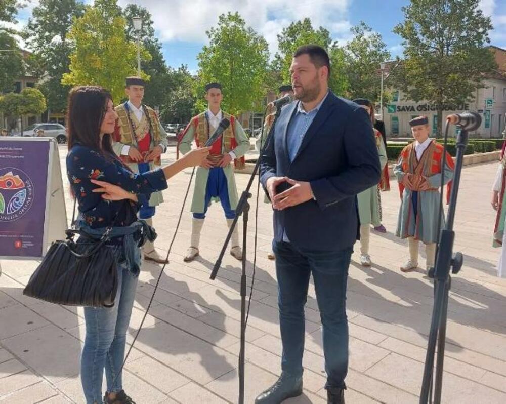 <p>Kovačević je poručio da mu je drago da se realizuje na Trgu slobode koji je posebno frekventan u septembarskim danima kada ima dosta kulturnih dešavanja</p>