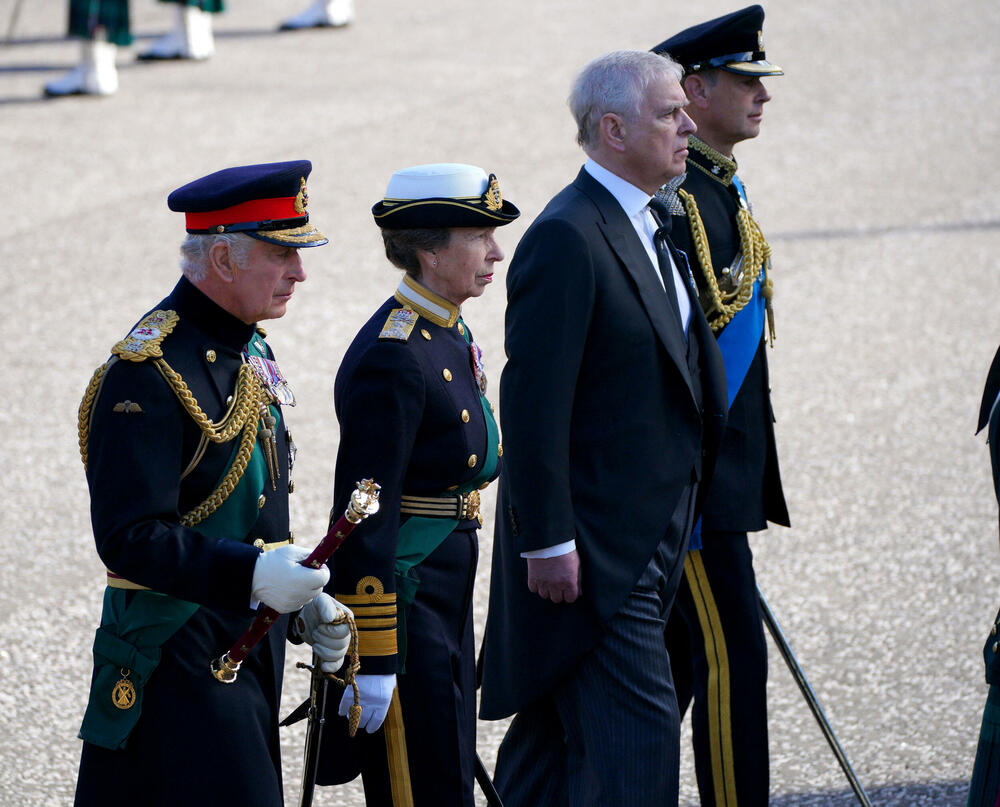 <p>Osim kralja Čarlsa III, u mimohodu iza kovčega su i ostala djeca kraljice Elizabete II - princeza Ana i prinčevi Endrju i Edvard</p>