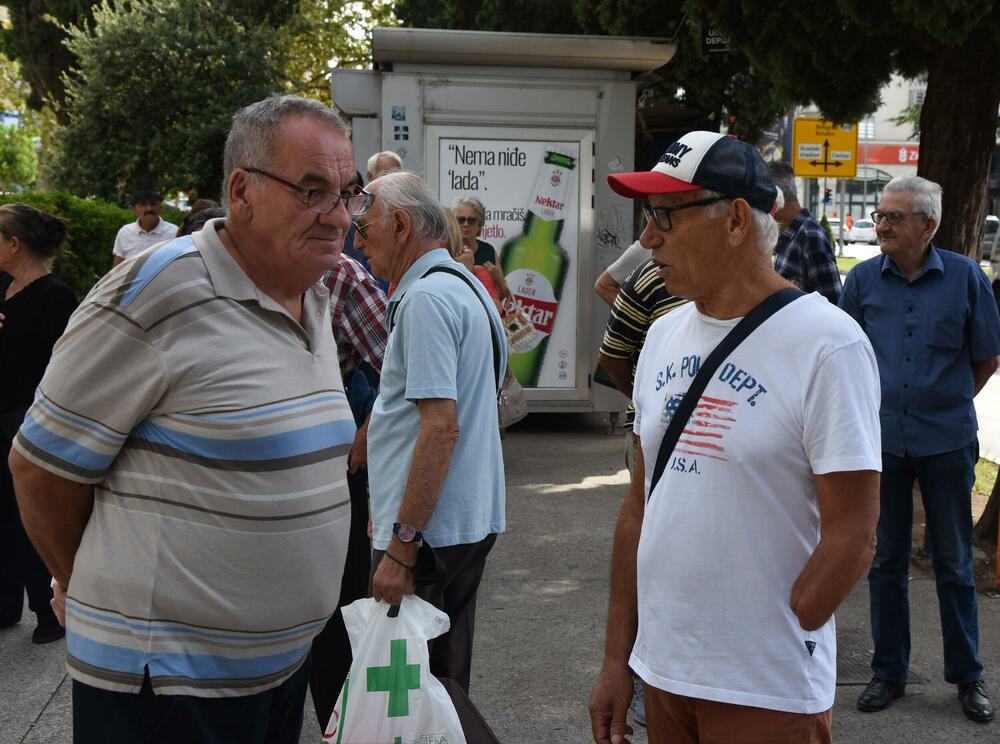 <p>Sa protesta pružena podrška direktoru Ranku Aligrudiću da nastavi sa radom i ispitivanjem zloupotreba, od Vlade zatraženo da dodatno poveća penzije i ispravi nepravdu prema penzionerima sa srazmjernim penzijama</p>