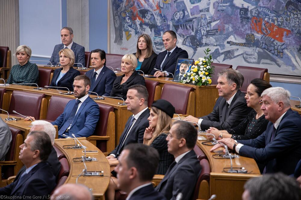 <p>predsjednica Skupštine Crne GoreDanijela Đurović je kazala da je Vuković svom poslu pristupao kao veliki profesionalac, temeljno i ozbiljno, vodeći računa o pravilima rada parlamenta i uvijek uvažavajući ostale poslanice i poslanike</p>
