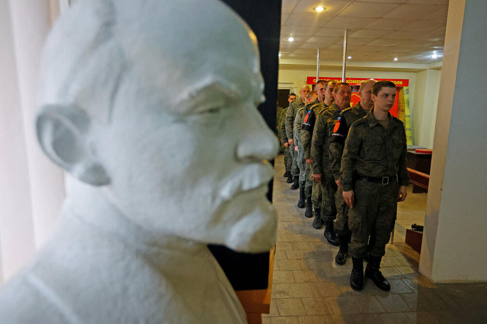 Pripadnici službi samoproglašene Luganske narodne republike na glasačkom mjestu, Foto: Reuters