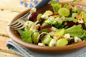 Vitaminska salata sa grožđem i sirom