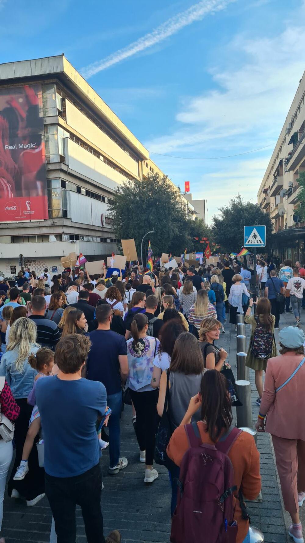 <p>Povorka prošetala od Trga nezavisnosti preko Ulice slobode, bulevarom Svetog Petra Cetinjskog, a nakon toga Bokeškom, ulicama Marka Miljanova, Novaka Miloševa, nazad do gradskog trga</p>