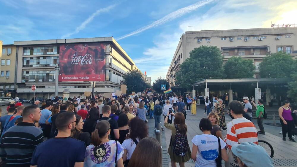 <p>Povorka prošetala od Trga nezavisnosti preko Ulice slobode, bulevarom Svetog Petra Cetinjskog, a nakon toga Bokeškom, ulicama Marka Miljanova, Novaka Miloševa, nazad do gradskog trga</p>