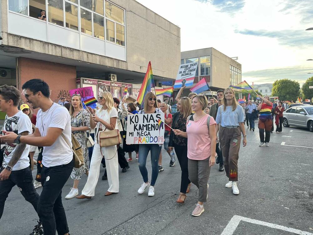 <p>Povorka prošetala od Trga nezavisnosti preko Ulice slobode, bulevarom Svetog Petra Cetinjskog, a nakon toga Bokeškom, ulicama Marka Miljanova, Novaka Miloševa, nazad do gradskog trga</p>