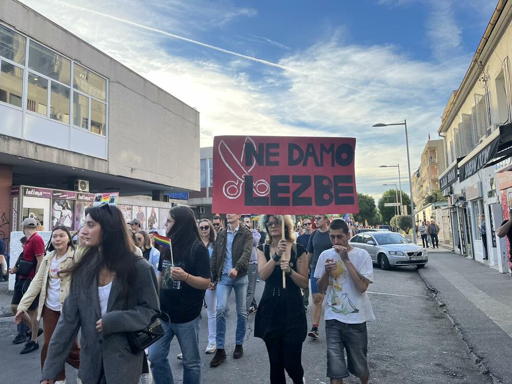 <p>Povorka prošetala od Trga nezavisnosti preko Ulice slobode, bulevarom Svetog Petra Cetinjskog, a nakon toga Bokeškom, ulicama Marka Miljanova, Novaka Miloševa, nazad do gradskog trga</p>