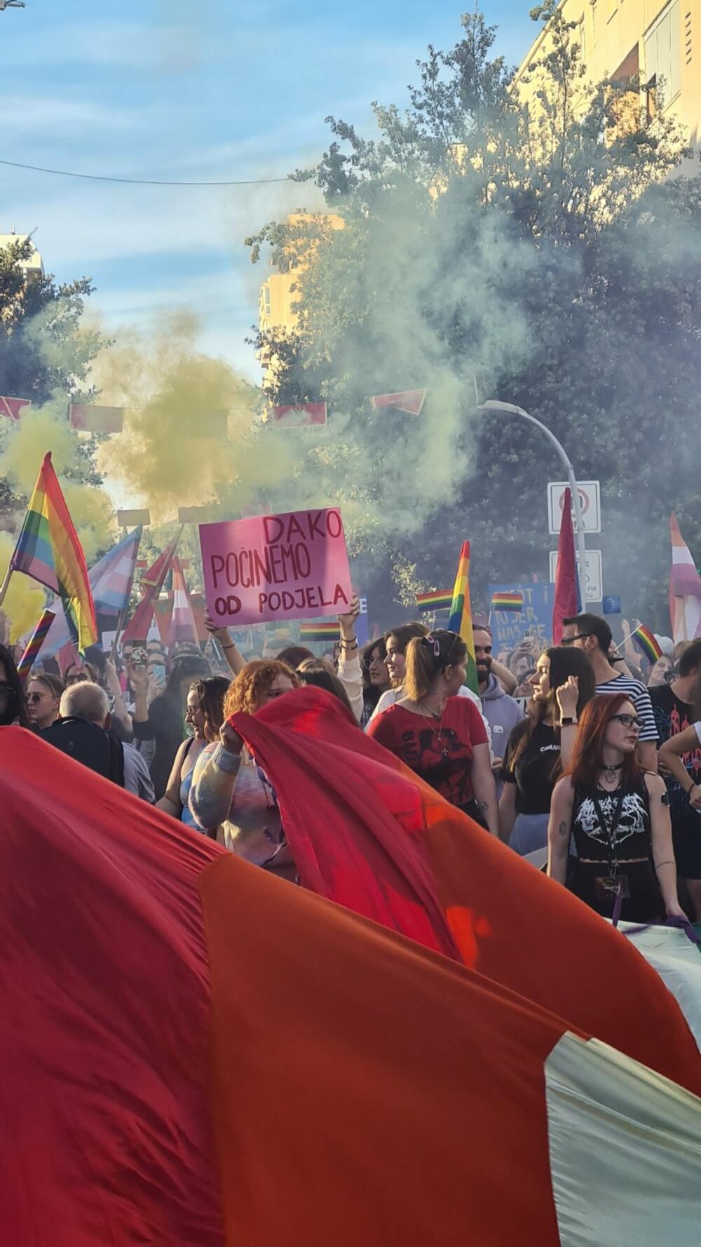 <p>Povorka prošetala od Trga nezavisnosti preko Ulice slobode, bulevarom Svetog Petra Cetinjskog, a nakon toga Bokeškom, ulicama Marka Miljanova, Novaka Miloševa, nazad do gradskog trga</p>