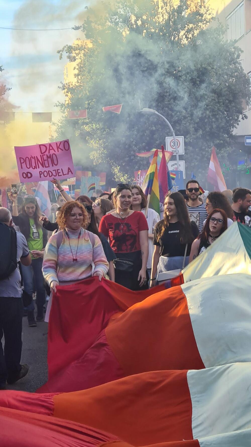 <p>Povorka prošetala od Trga nezavisnosti preko Ulice slobode, bulevarom Svetog Petra Cetinjskog, a nakon toga Bokeškom, ulicama Marka Miljanova, Novaka Miloševa, nazad do gradskog trga</p>