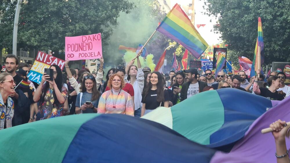 <p>Povorka prošetala od Trga nezavisnosti preko Ulice slobode, bulevarom Svetog Petra Cetinjskog, a nakon toga Bokeškom, ulicama Marka Miljanova, Novaka Miloševa, nazad do gradskog trga</p>