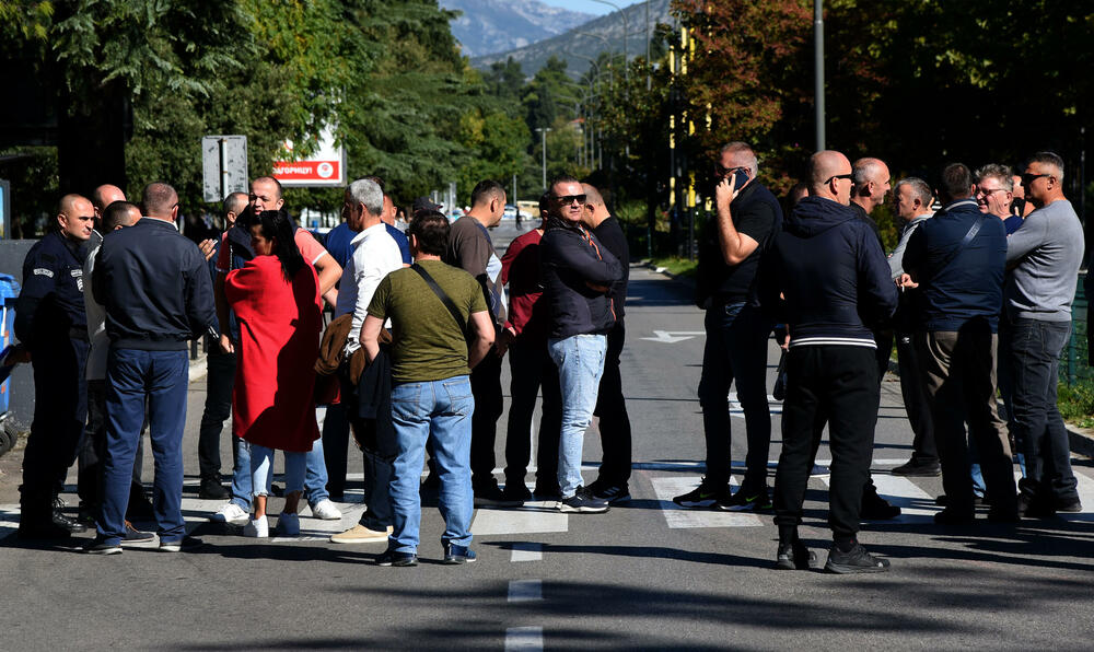 <p>Rmandić je rekao da su policajce danas ispred zgrade Vlade okupila dva čovjeka - ministar unutrašnjih poslova Filip Adžić i predsjednik Vlade Dritan Abazović, od kojih traže da ispune obećanja</p>