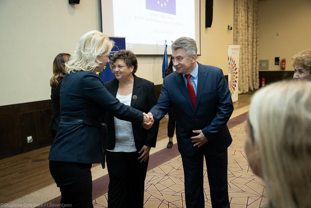 <p>"Zajednički je konstatovano da je Crna Gora i dalje predvodnica u procesu evropskih integracija, te da je potrebno da svi politički akteri daju maksimalan doprinos kako bismo što prije postali članica EU, što je od suštinskog značaja za naše građane koji u velikom procentu podržavaju pristupanje evropskoj porodici naroda"</p>