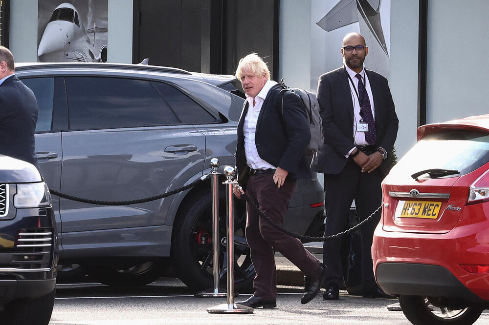 Džonson na aerodromu Getvik u Londonu, Foto: Reuters