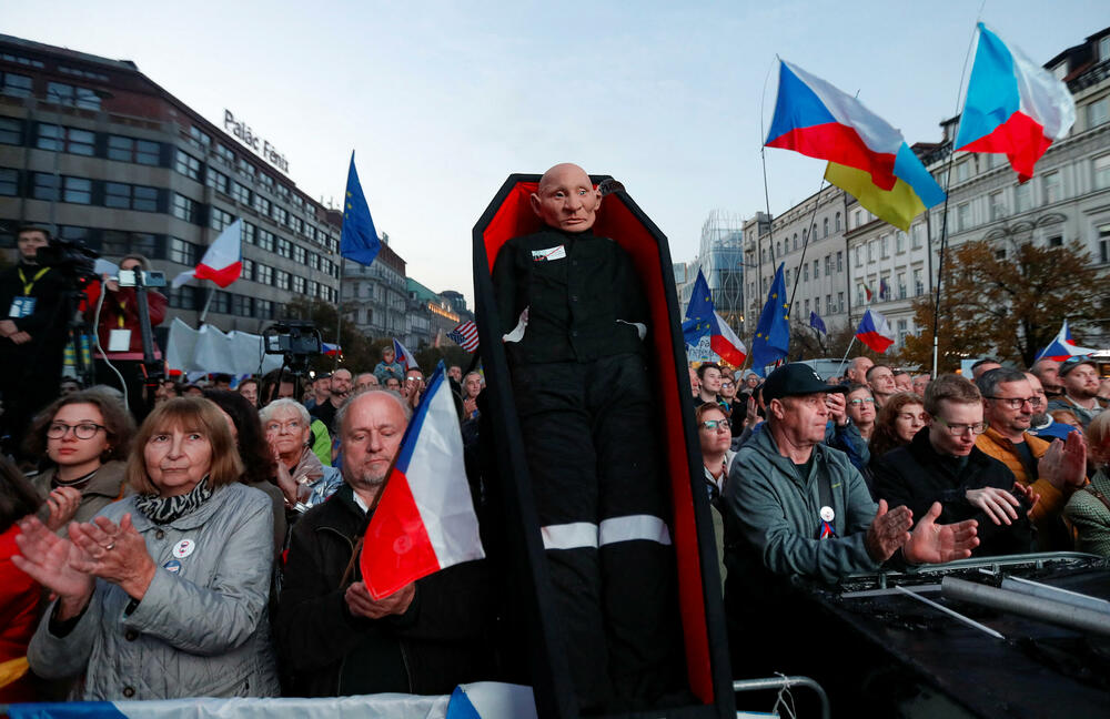 <p>Mašući zastavama Češke, SAD, NATO i Ukrajine, mnogi okupljeni izrazili su podršku Ukrajini u ratu protiv Rusije</p>