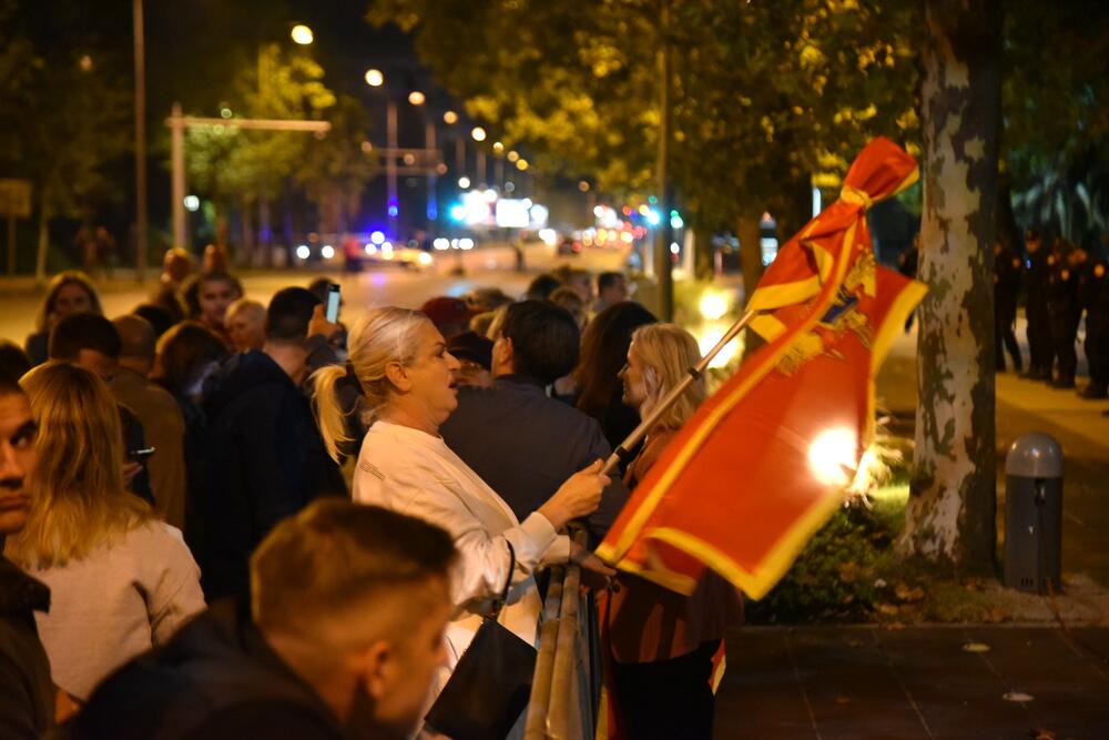 <p>Okupljeni kao jedan od razloga za protest naveli "i konstantne i učestale prijetnje pripadnicima crnogorskog naroda"</p>