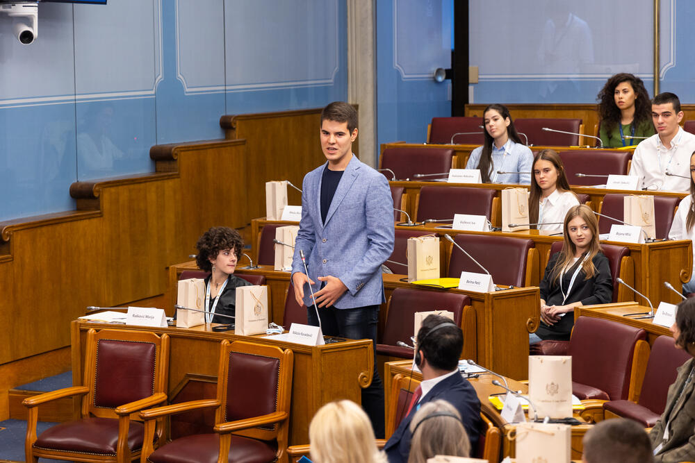 <p>Predsjednica Skupštine Danijela Đurović kazala je da je, pored zakonodavne i nadzorne uloge, najvažnija funkcija Skupštine da uključi najširu moguću javnost u proces odlučivanja, naročito mlade o kojima se mora voditi najviše računa prilikom donošenja zakona i važnih odluka</p>