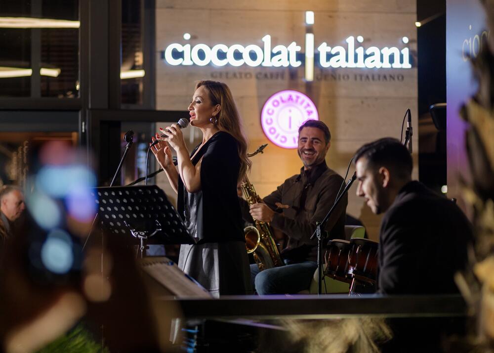 <p>Objekat u Podgorici zapošljavaće preko 30 radnika, obučenih da svaki zalogaj iz Cioccolatitaliani ponude bude istovjetan i besprekoran, baš kao i na svakoj od pomenutih lokacija širom svijeta.</p>